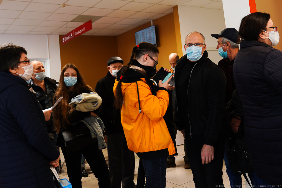 Вне зоны ковид-фри: что происходит в МФЦ на площади Победы после новых ограничений