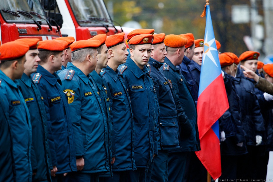 Мотоциклы и медали: как в МЧС региона подарки из рук министра получали