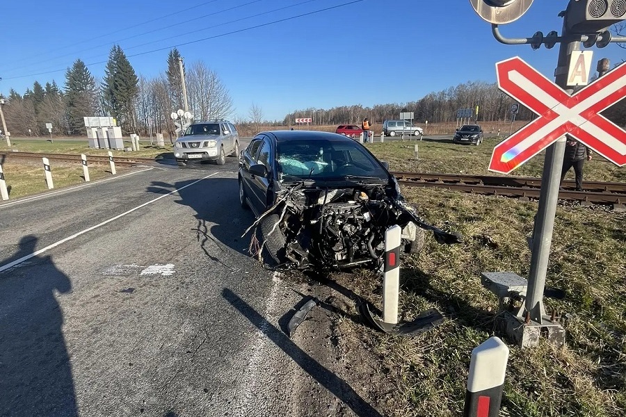 Под Балтийском выехавший на ж/д переезд автомобиль столкнулся с пригородным поездом (фото)