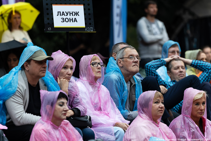 Бурлеска под дождём: Денис Мацуев выступил на острове Канта (фото)