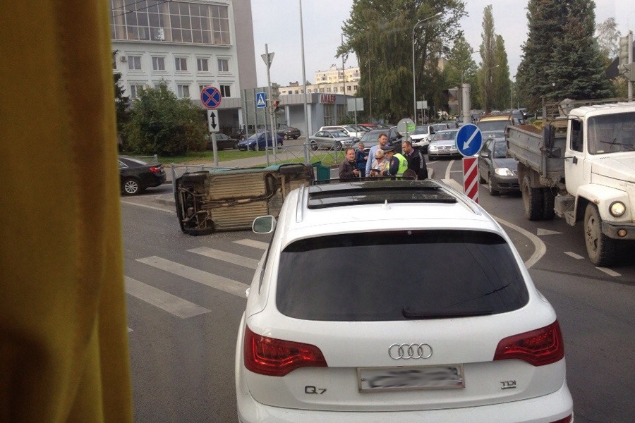 На Советском проспекте перевернулась «Ока», движение затруднено (фото)