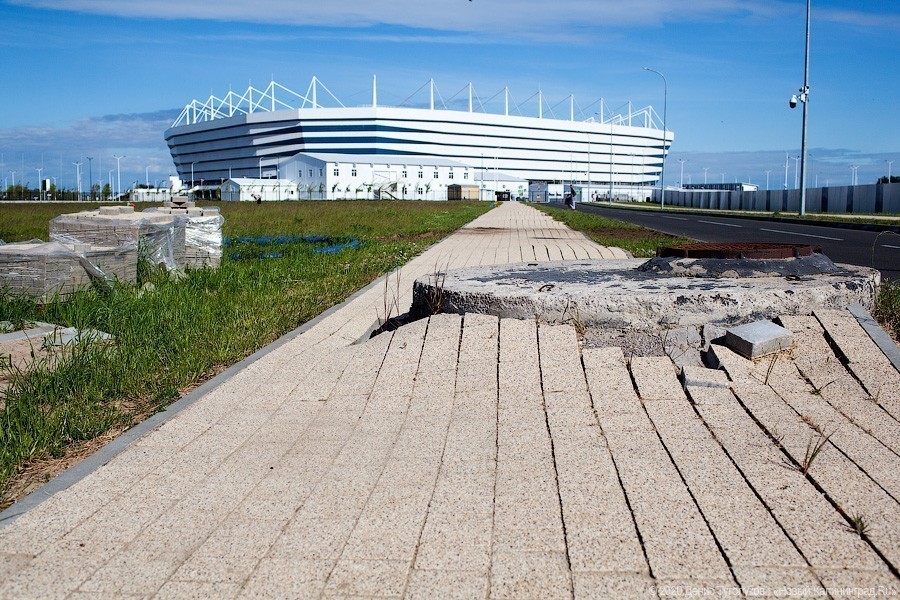 Днищем об асфальт: что происходит с Октябрьским островом спустя два года после ЧМ (фото)