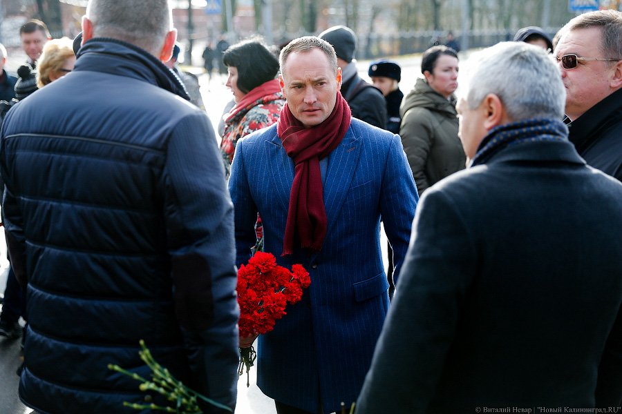 В едином порыве: в Калининграде почтили память героев-гвардейцев 