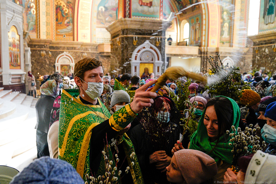 Брызги солнца: в Калининграде верующие отметили Вербное воскресенье (фото)