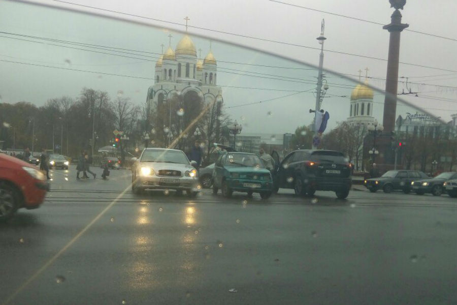 На площади Победы столкнулись три машины (фото)