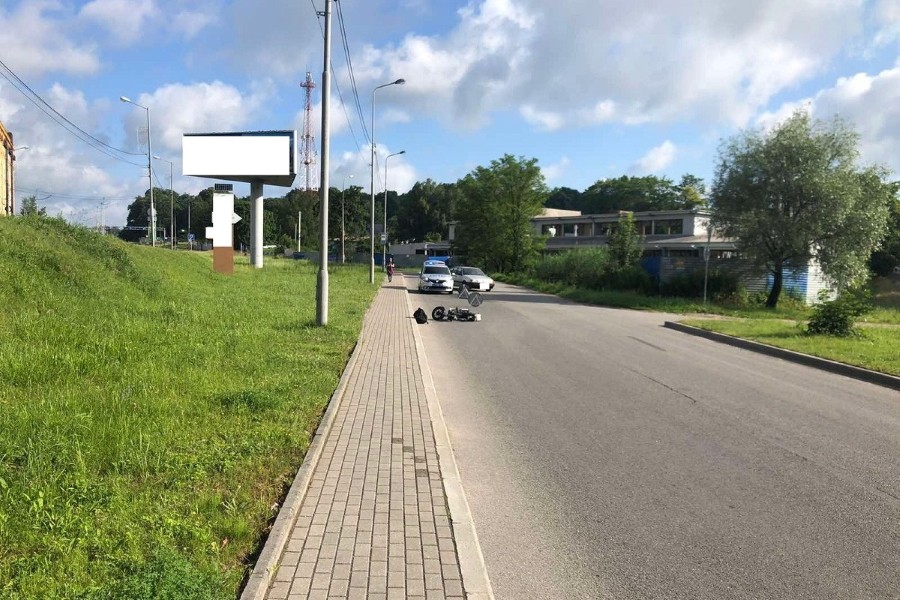 В Калининграде на ул. А. Невского мопед врезался в автомобиль (фото)