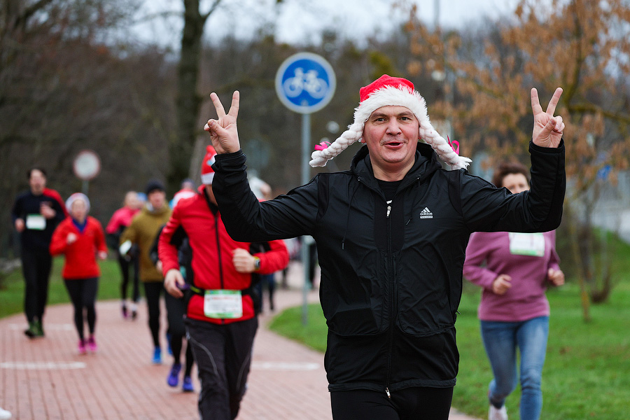 «Всем мира»: сторонники ЗОЖ пробежали по набережной Верхнего озера 2023 метра (фото)