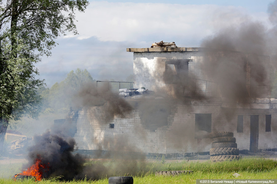 Полвека с морпехами: праздничные показательные выступления призывников 