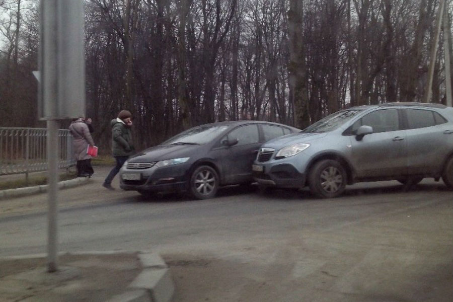 В Гурьевске столкнулись две легковушки, движение затруднено (фото)