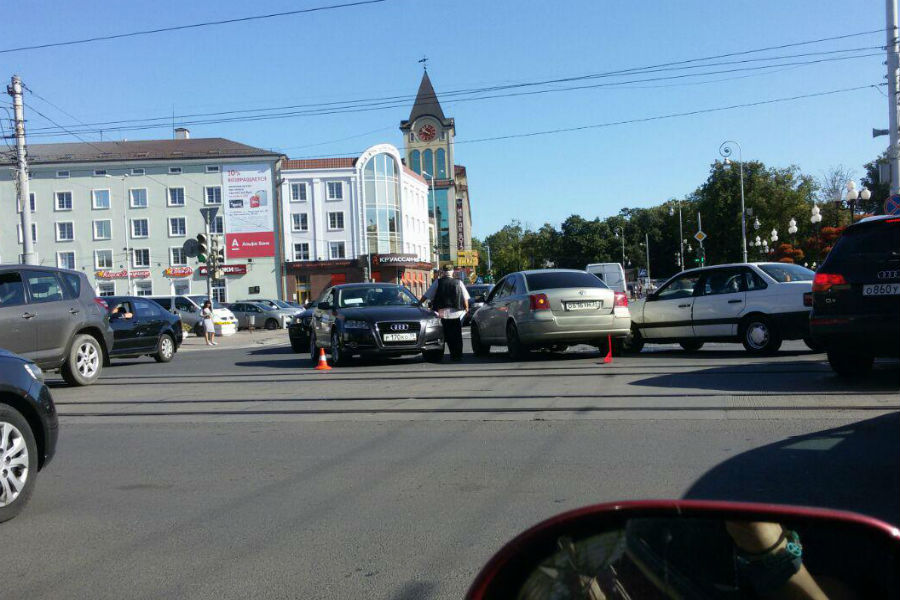 В центре Калининграда столкнулись три авто (фото)