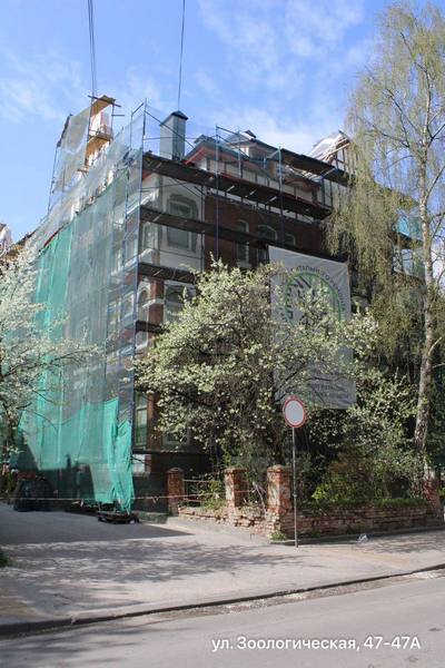 При капремонте домов на ул. Зоологической восстанавливают исторические заборы (фото)