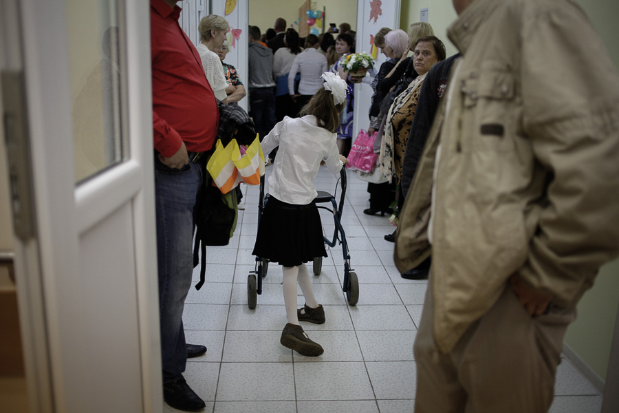 Как и все другие дети: Вика Петрова спустя 4 года после комы пошла в 1-й класс