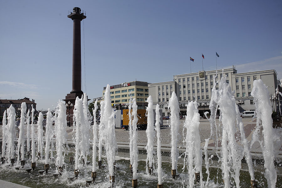 Орден наконец привезли: триумфальная колонна получила свое украшение