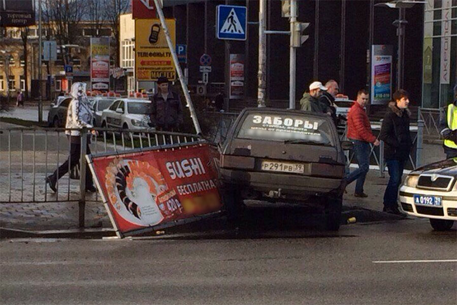Машина с рекламой заборов снесла забор в центре Калининграда (фото)