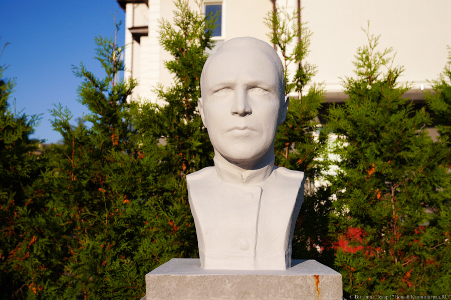 Ещё одна попытка: в Чкаловск вновь вернули бюсты лётчиков (фото)