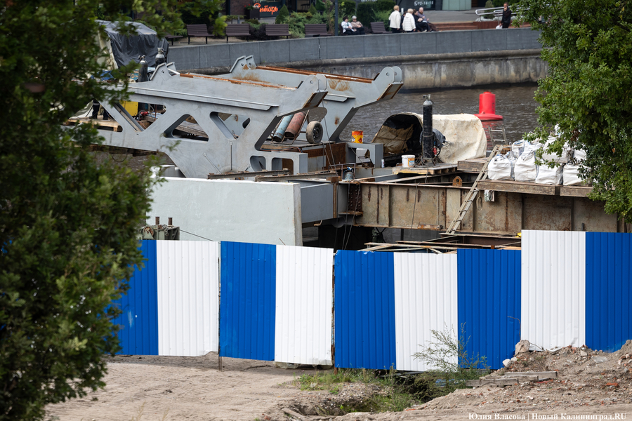 От «Юности» до Канта: в Калининграде монтируют арочный пролёт Философского моста (фото)