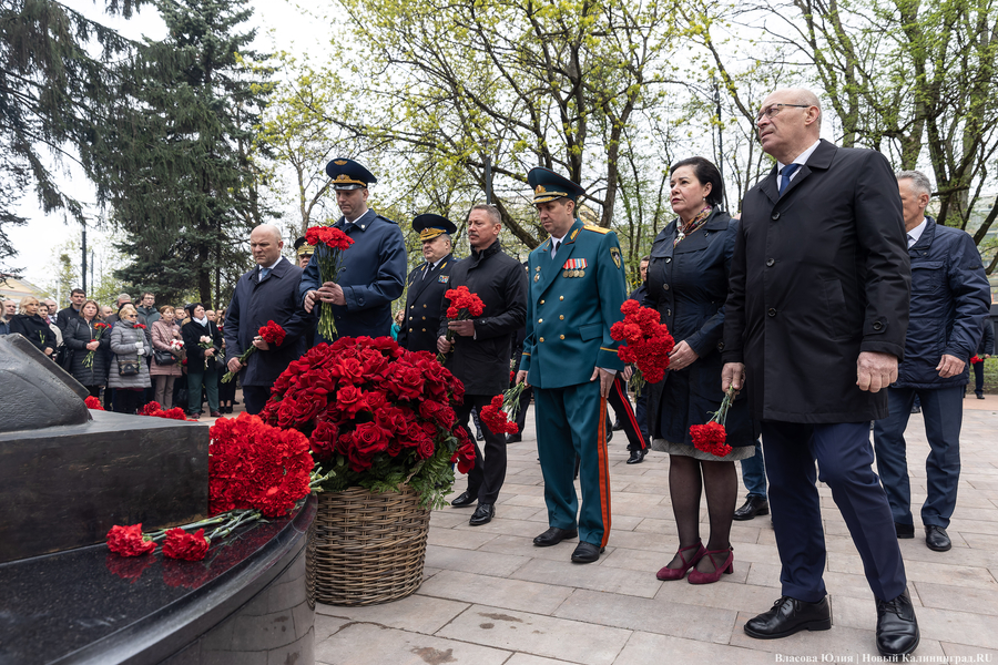 У здания областного правительства открыли памятник ФСБ (фото)