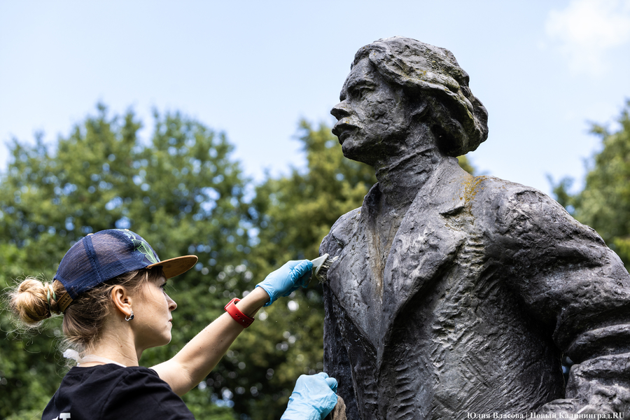 «Подлечить» Горького и Блока: как реставрируют скульптуры на острове Канта (фото)