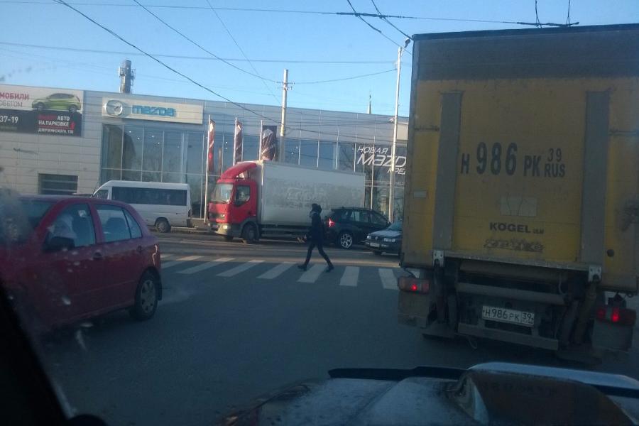 На ул. Дзержинского столкнулись фура и легковушка (фото)