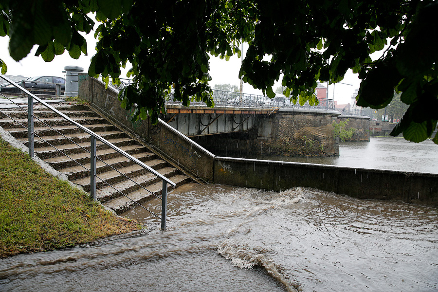 В Калининграде из-за дождя образовались пробки, на улицах случился потоп (фото)