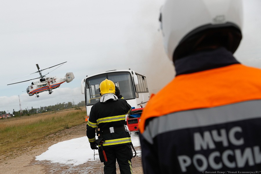 Дроны, вертолет и много пены: спасатели учатся действовать при массовых ДТП