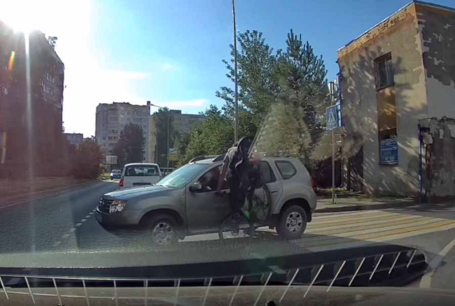 На ул. Ген. Челнокова велосипедист врезался в машину (видео)