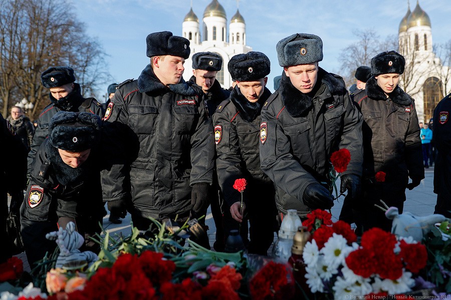 Опустить голову, зажечь свечу: в Калининграде почтили память погибших в Кемерово