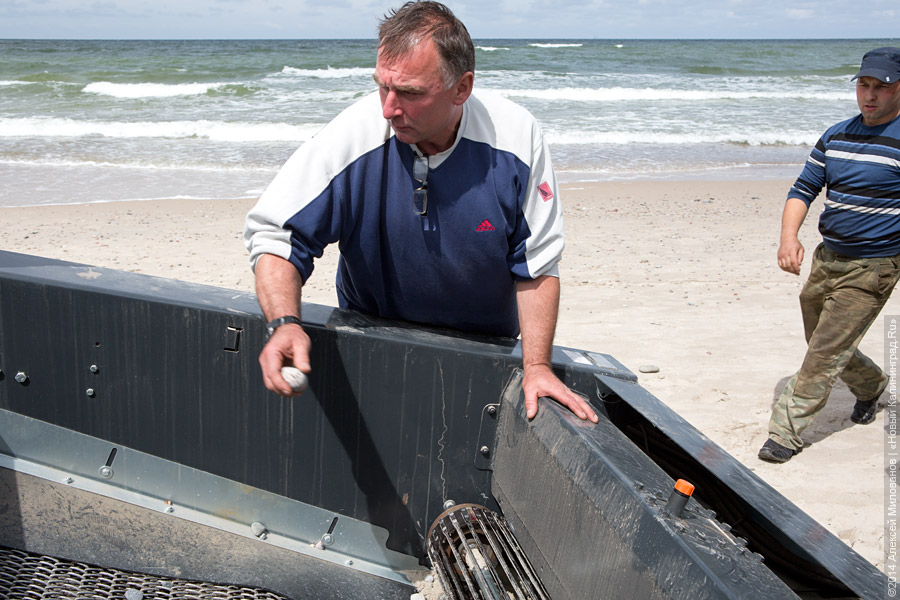 Машина «по потребности»: польский агрегат начал чистить песок на пляже Зеленоградска