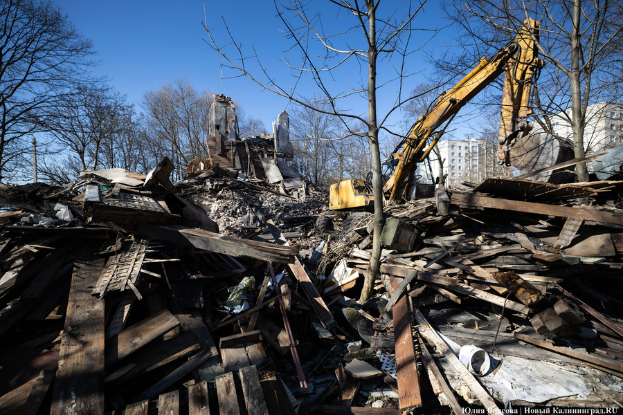 Превращение легенды в гору мусора: в Калининграде разобрали виллу Эдит (фото)