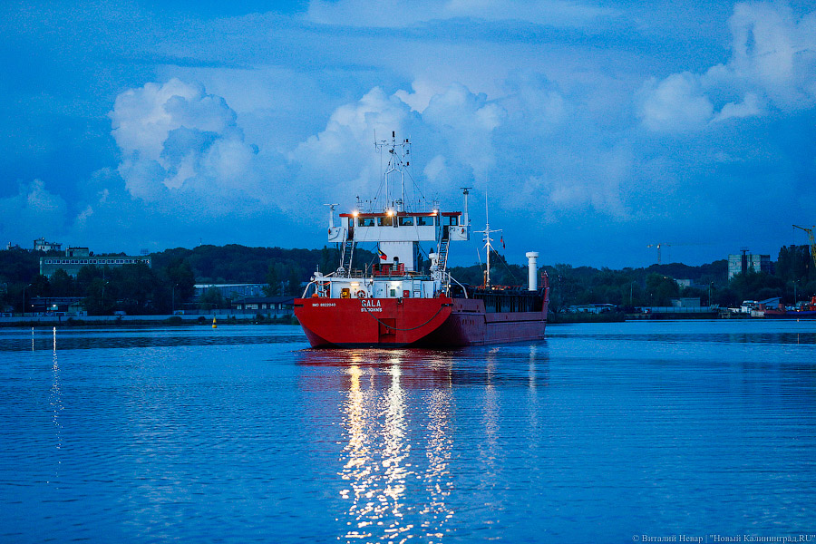 Для поставок цемента из Питера в Калининград назначены еще три грузовых судна