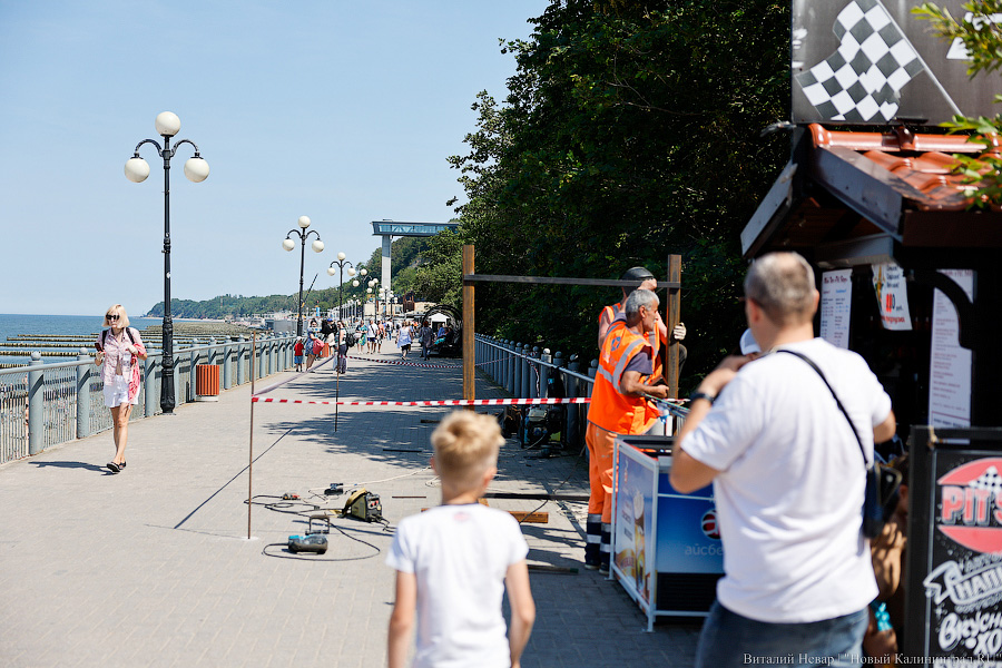 Забор поставили, люди остались: в Светлогорске перекрыли часть променада и пляжа (фото)