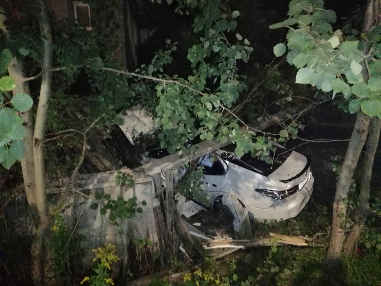 На ул. Горького пьяный водитель снес электрический столб