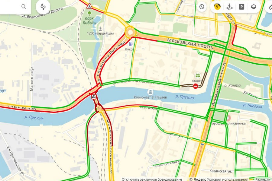 Въезд на двухъярусный мост заблокирован ДПС из-за разлива мазута
