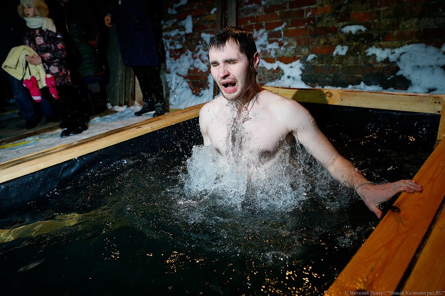 Окунулся, перекрестился: как прошли Крещенские купания в Калининграде (фото)