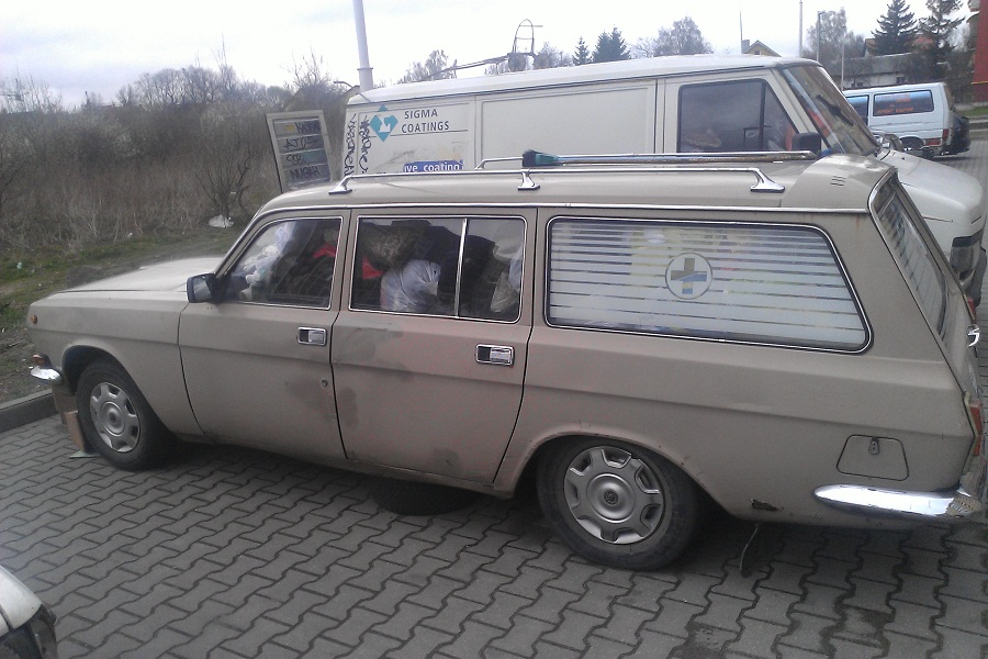 Жители переулка Майский жалуются на бомжей, поселившихся во дворе дома (фото)