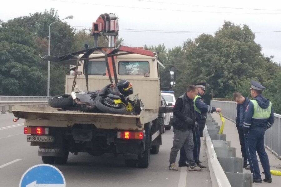 В Калининграде на путепроводе на ул. Железнодорожной мотоциклист врезался в отбойник