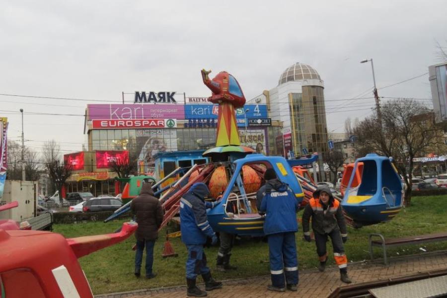 В Калининграде власти снесли аттракционы на новогодней ярмарке 
