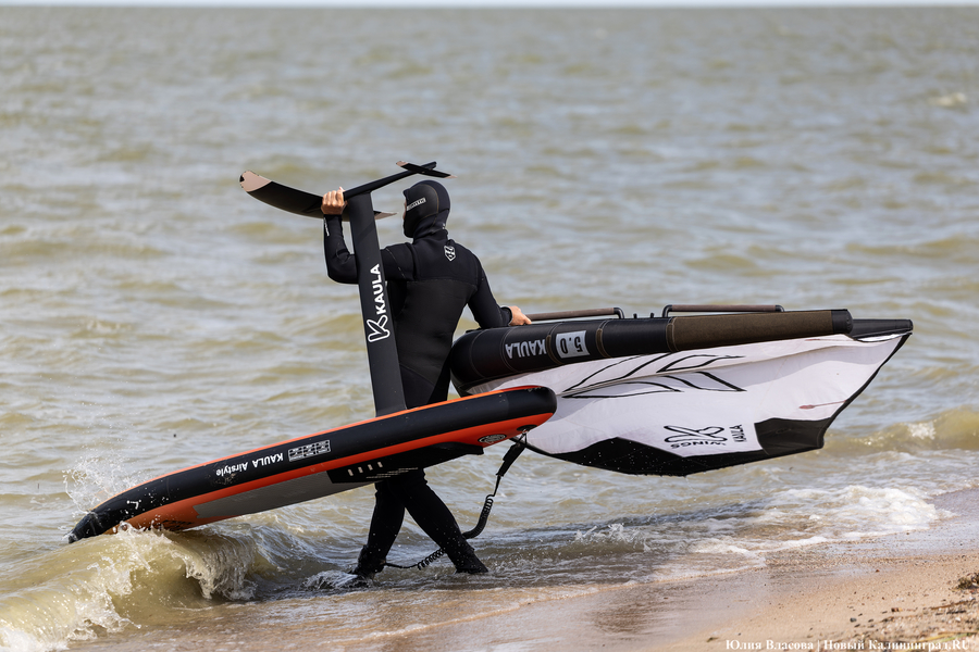 По воде против ветра: на Куршском заливе соревновались под кайтом и с крылом (фото)