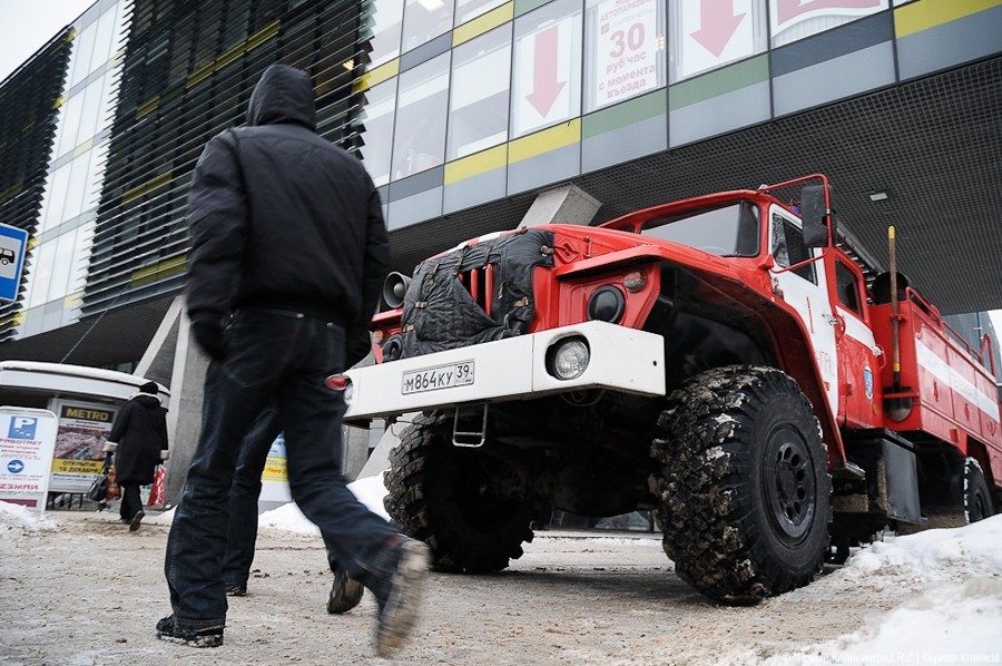 «Бомбой» у ТЦ «Акрополь» оказался пакет с часами и штанами (фото)