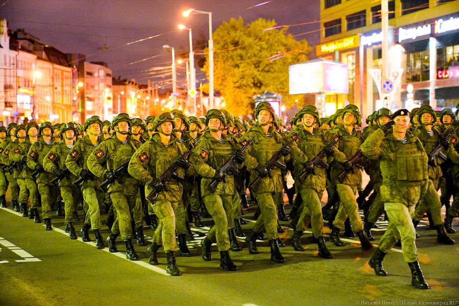 Вечерний марш: в Калининграде прошла репетиция парада Победы (фото)