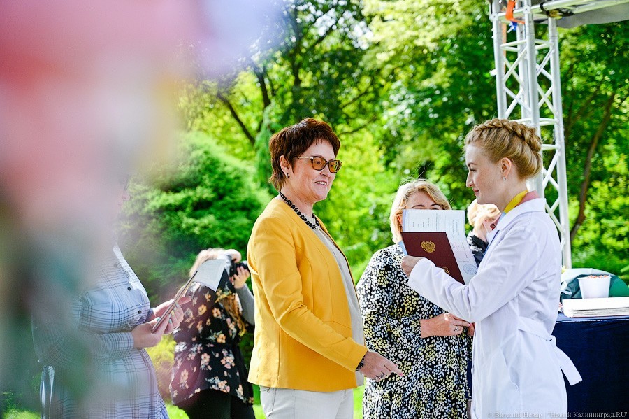 Как проходит вручение дипломов выпускникам БФУ в Ботаническом саду (фото)