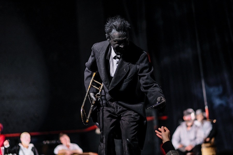 Живых больше нет: «Балтийские сезоны» завершились антивоенным спектаклем (фото)