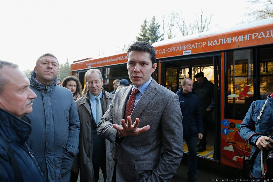 Верхом на трёхглазой змее: на калининградские автобусы нанесли символику ЧМ