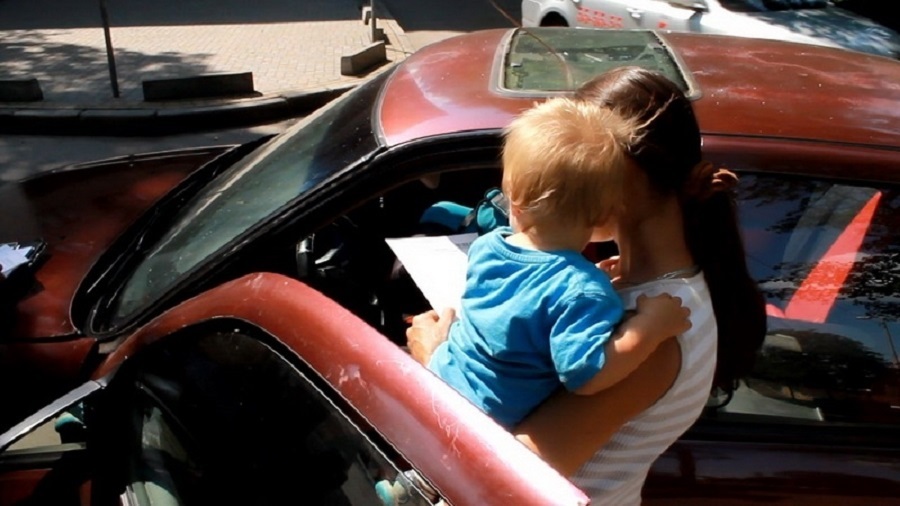 В Калининграде полицейские спасли годовалого ребёнка, оставленного на жаре в машине 