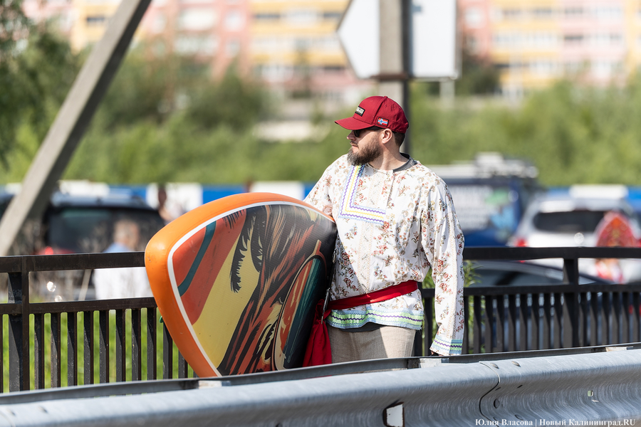 Царевны и богатыри на сапах: как в Калининграде прошёл костюмированный заплыв (фото)