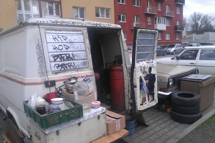 Жители переулка Майский жалуются на бомжей, поселившихся во дворе дома (фото)
