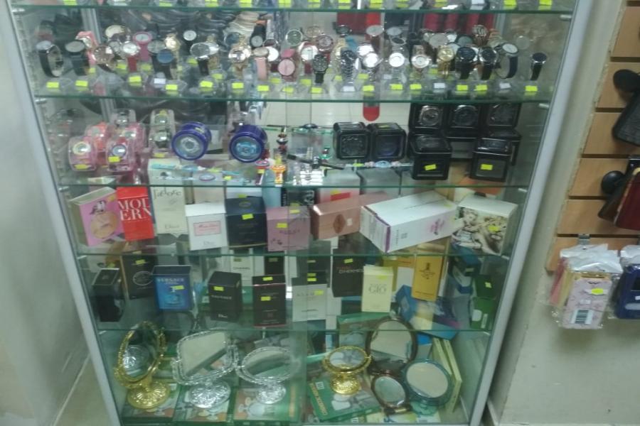 В Советске полиция нашла магазин с поддельными духами и часами (фото)