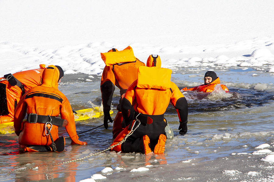 Счёт на секунды: как в МЧС отрабатывают навыки спасения на воде в зимний период (фото) (видео)