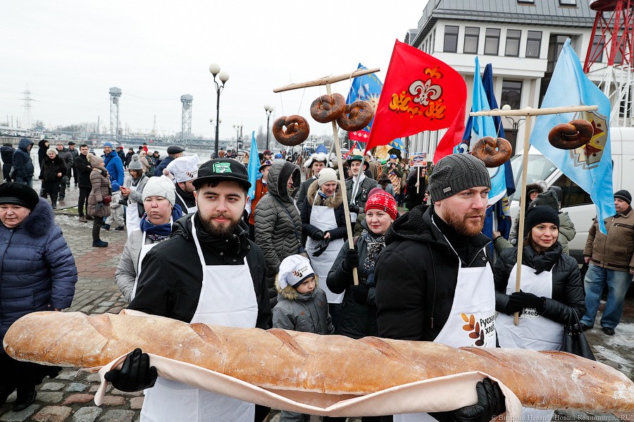 Косплей на Елизавету II: как прошёл День длинной колбасы в Музее Мирового океана