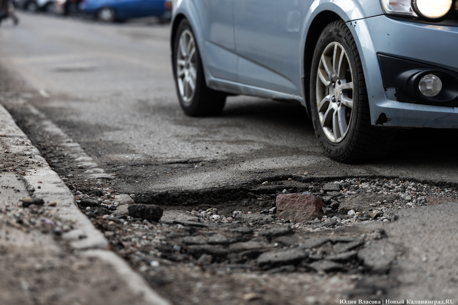 Горвласти: асфальт в Калининграде разрушился из-за «неравномерного оттаивания»